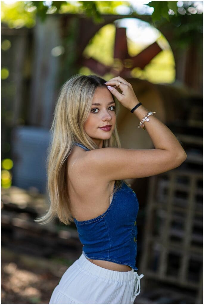 creative pose outdoor Senior Pictures in Indianapolis | marciandchristy Senior Photographer